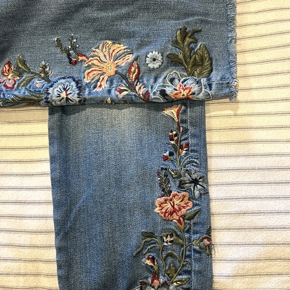 DRIFTWOOD Denim - Driftwood “Jackie” size 31 Embroidered Jeans